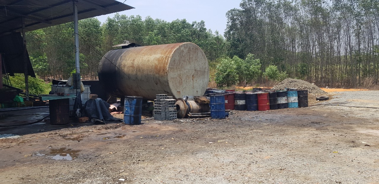 Cảnh s&aacute;t đột nhập điểm t&aacute;i chế nhớt thải giữa rừng, thu giữ hơn 11.000 l&iacute;t nhớt c&aacute;c loại- Ảnh 2.