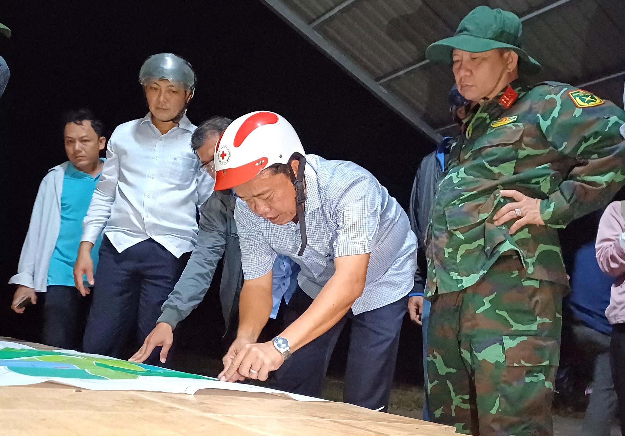 VIDEO: To&agrave;n cảnh xuy&ecirc;n đ&ecirc;m khẩn trương chữa ch&aacute;y rừng tr&agrave;m ở C&agrave; Mau- Ảnh 1.