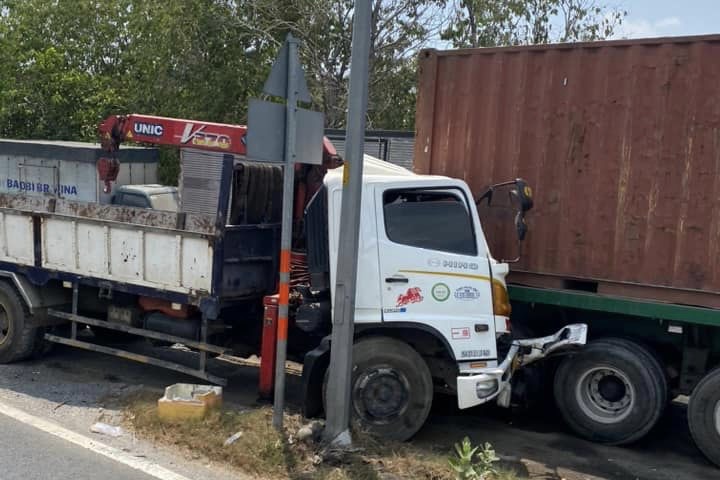 Clip: Xe tải cẩu cắm đầu vào đuôi container dưới cầu Phú Mỹ- Ảnh 1.