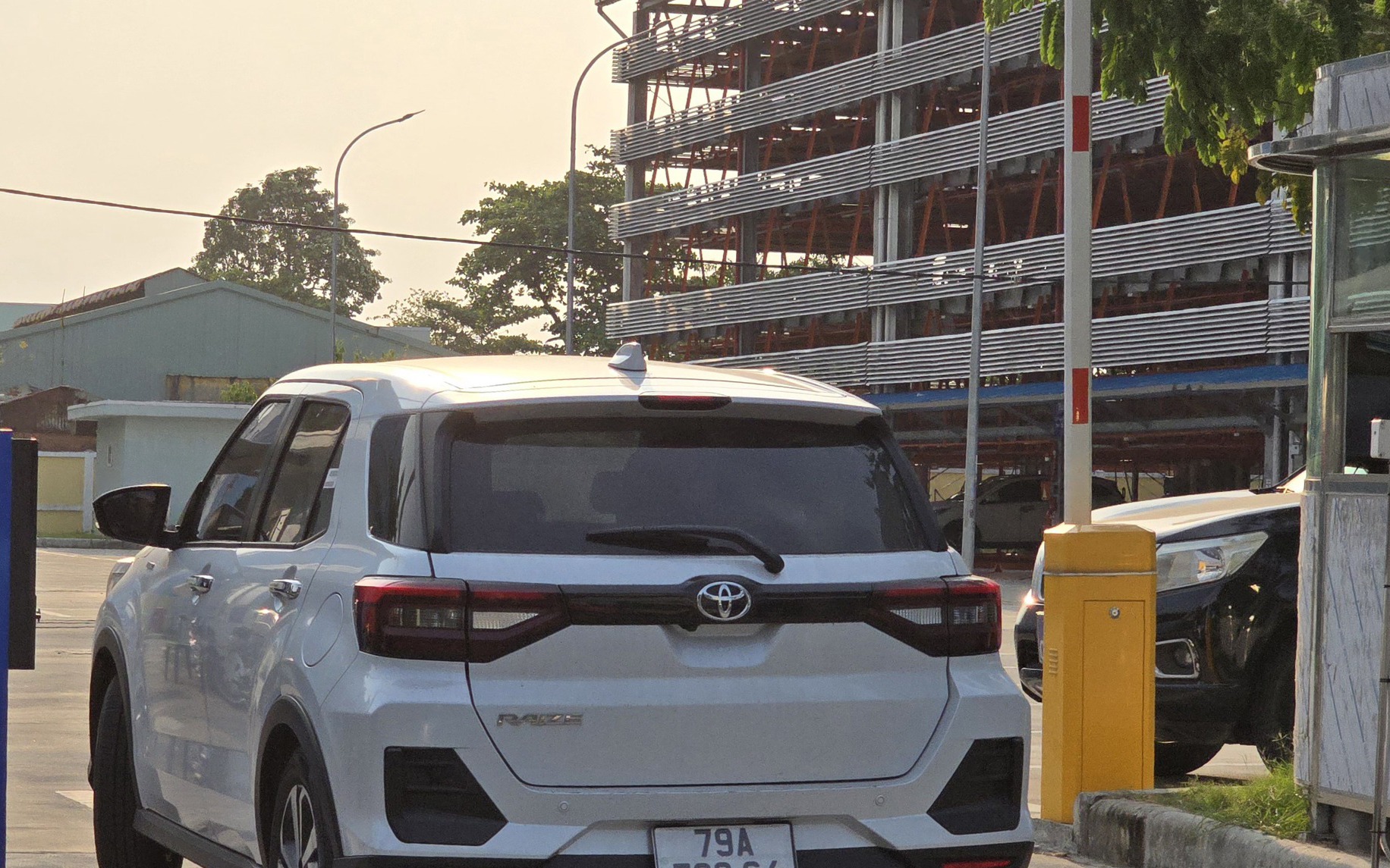 Tràn lan ô tô đậu đỗ bất chấp biển cấm ở trung tâm TP Đà Nẵng