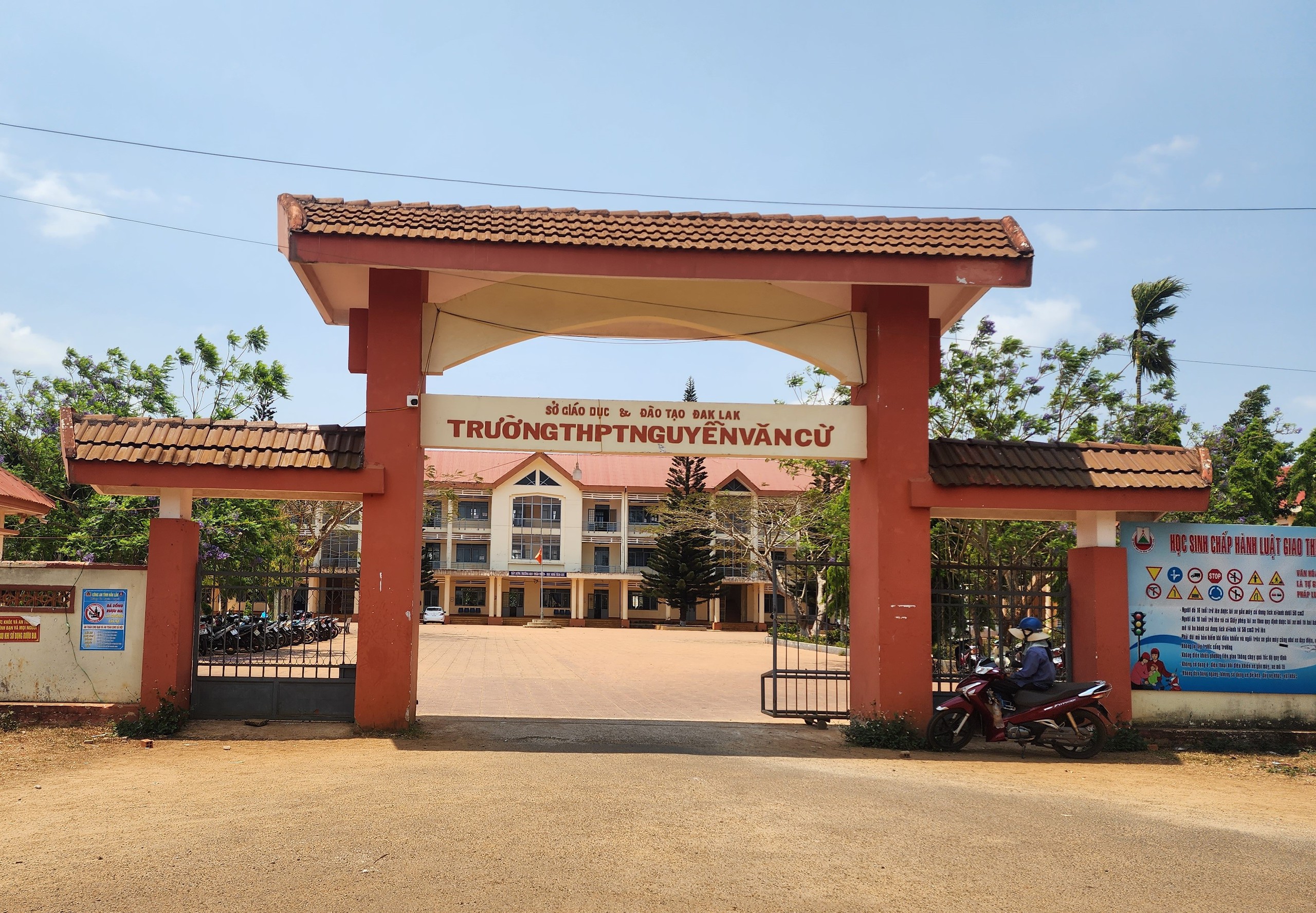 Hiệu trưởng "sẽ rút kinh nghiệm" trong vụ buộc thôi học 2 học sinh!- Ảnh 1.