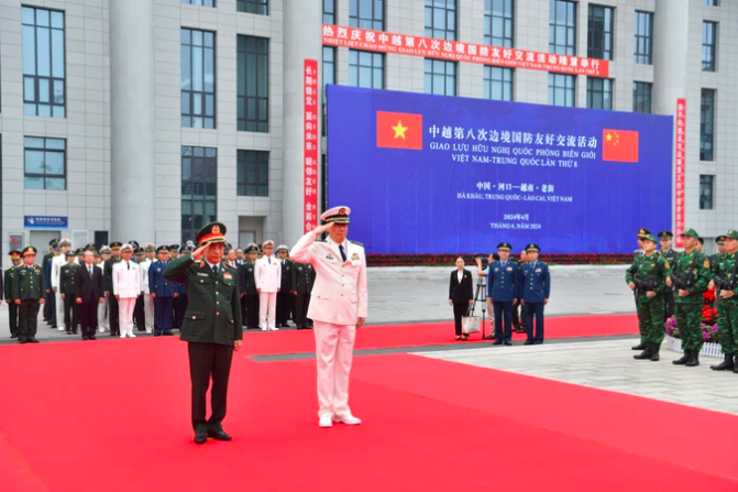 Đại tướng Phan Văn Giang tham quan kh&iacute; t&agrave;i của lực lượng bi&ecirc;n ph&ograve;ng Trung Quốc- Ảnh 1.