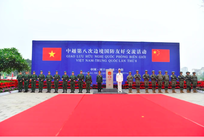 Đại tướng Phan Văn Giang tham quan kh&iacute; t&agrave;i của lực lượng bi&ecirc;n ph&ograve;ng Trung Quốc- Ảnh 2.