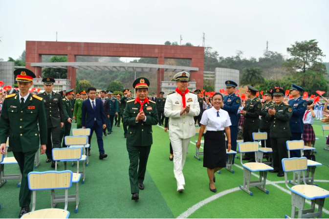 Đại tướng Phan Văn Giang tham quan kh&iacute; t&agrave;i của lực lượng bi&ecirc;n ph&ograve;ng Trung Quốc- Ảnh 3.
