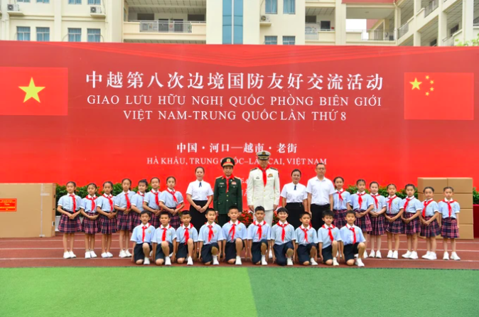 Đại tướng Phan Văn Giang tham quan kh&iacute; t&agrave;i của lực lượng bi&ecirc;n ph&ograve;ng Trung Quốc- Ảnh 4.