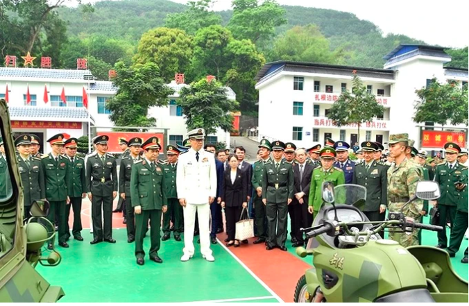Đại tướng Phan Văn Giang tham quan kh&iacute; t&agrave;i của lực lượng bi&ecirc;n ph&ograve;ng Trung Quốc- Ảnh 7.
