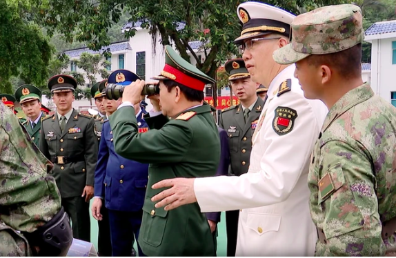 Đại tướng Phan Văn Giang tham quan kh&iacute; t&agrave;i của lực lượng bi&ecirc;n ph&ograve;ng Trung Quốc- Ảnh 6.