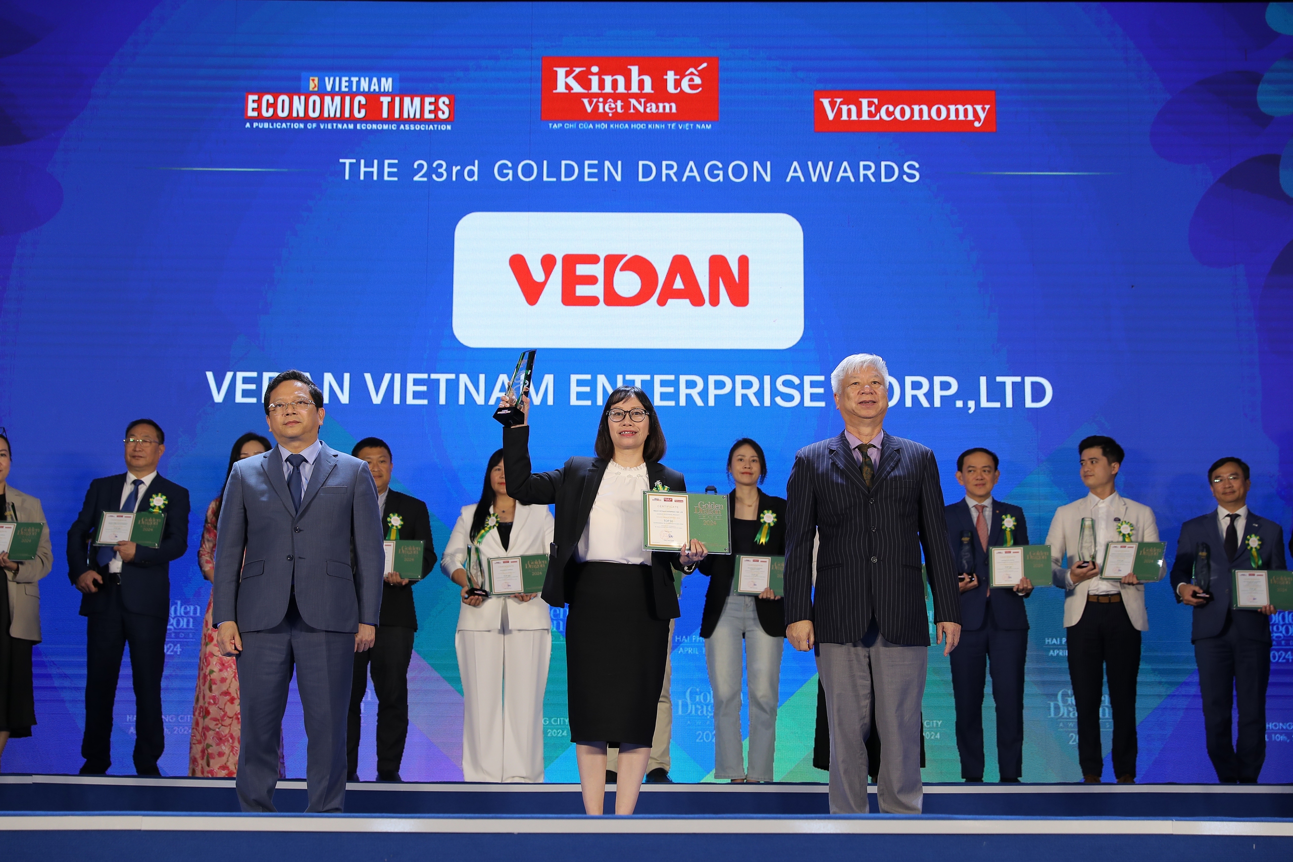 Bà Hà Thị Hòa Bình (Phó Giám đốc) - Đại diện Vedan Việt Nam nhận giải thưởng Rồng Vàng