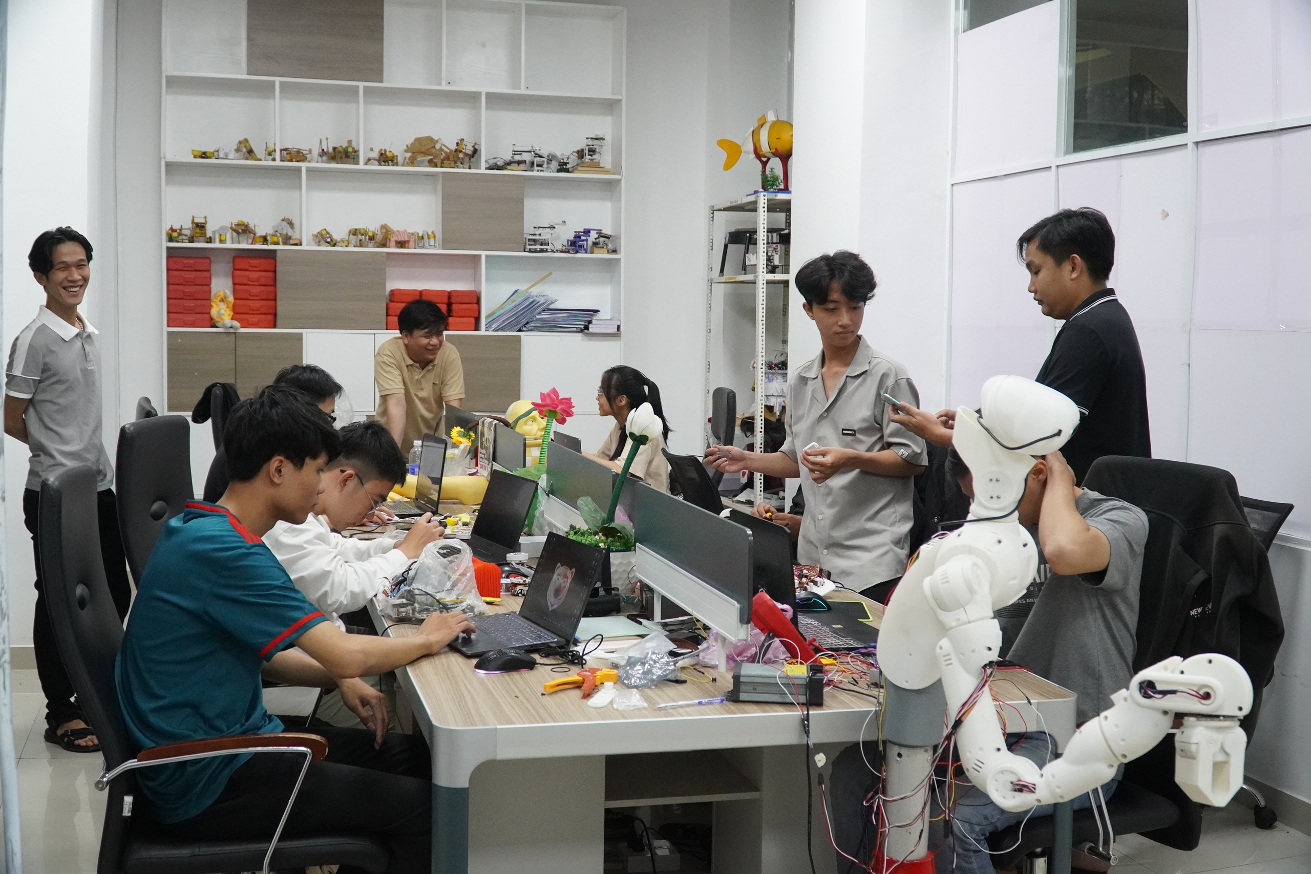 Ph&ograve;ng th&iacute; nghiệm mở cho sinh vi&ecirc;n nghi&ecirc;n cứu tr&iacute; tuệ nh&acirc;n tạo- Ảnh 3.