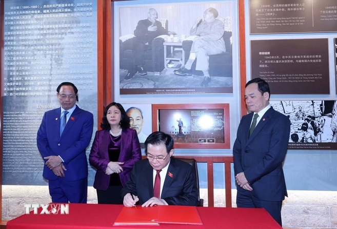 Chủ tịch Quốc hội thăm Khu di tích Chủ tịch Hồ Chí Minh tại TP Côn Minh- Ảnh 4.
