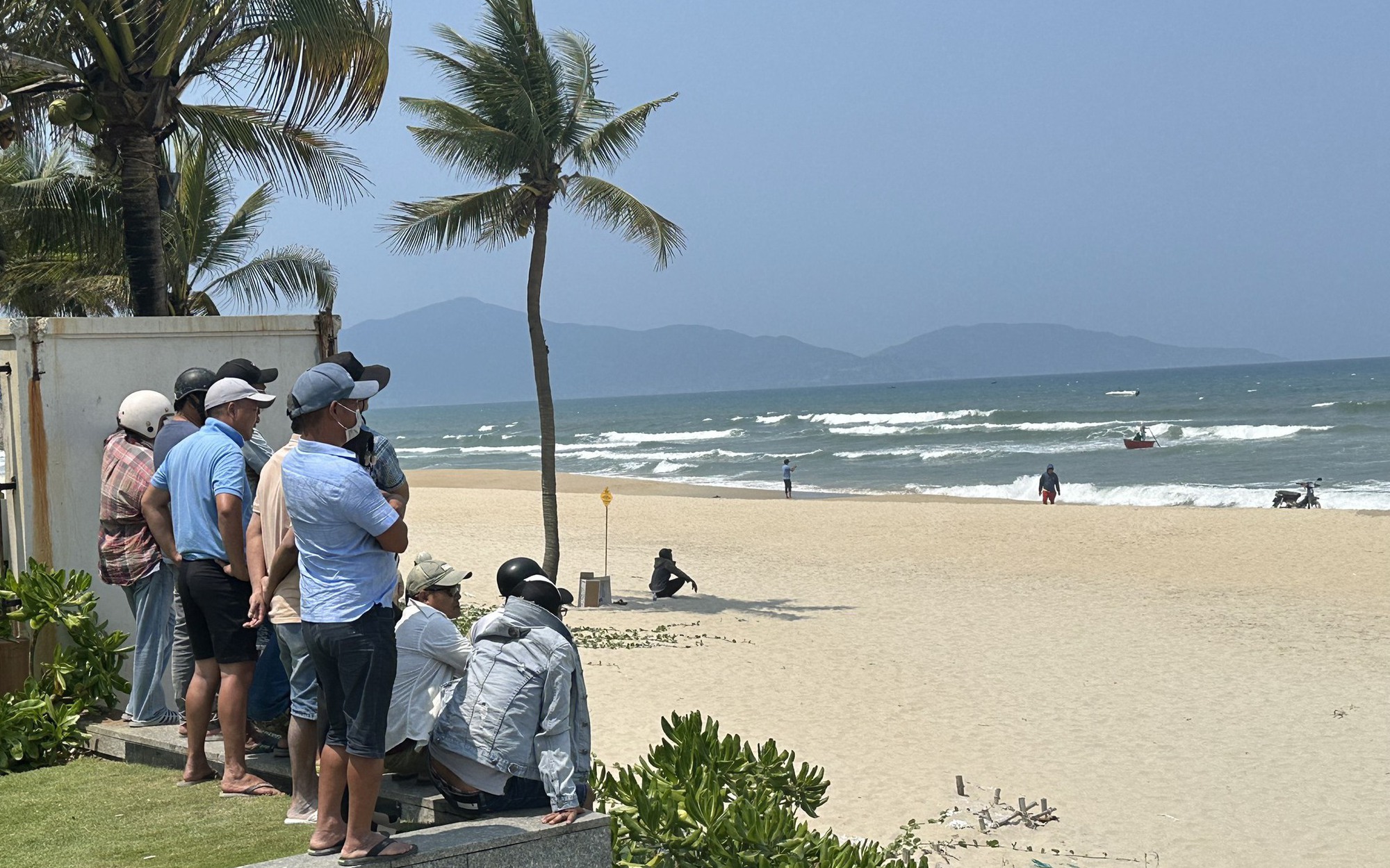 Hai anh em sinh đôi cùng mất tích khi tắm biển