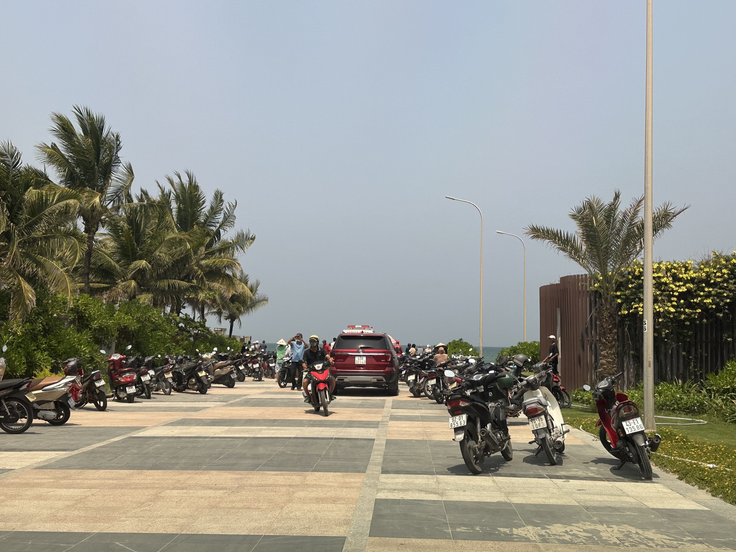 Hai anh em sinh đôi cùng mất tích khi tắm biển- Ảnh 2.