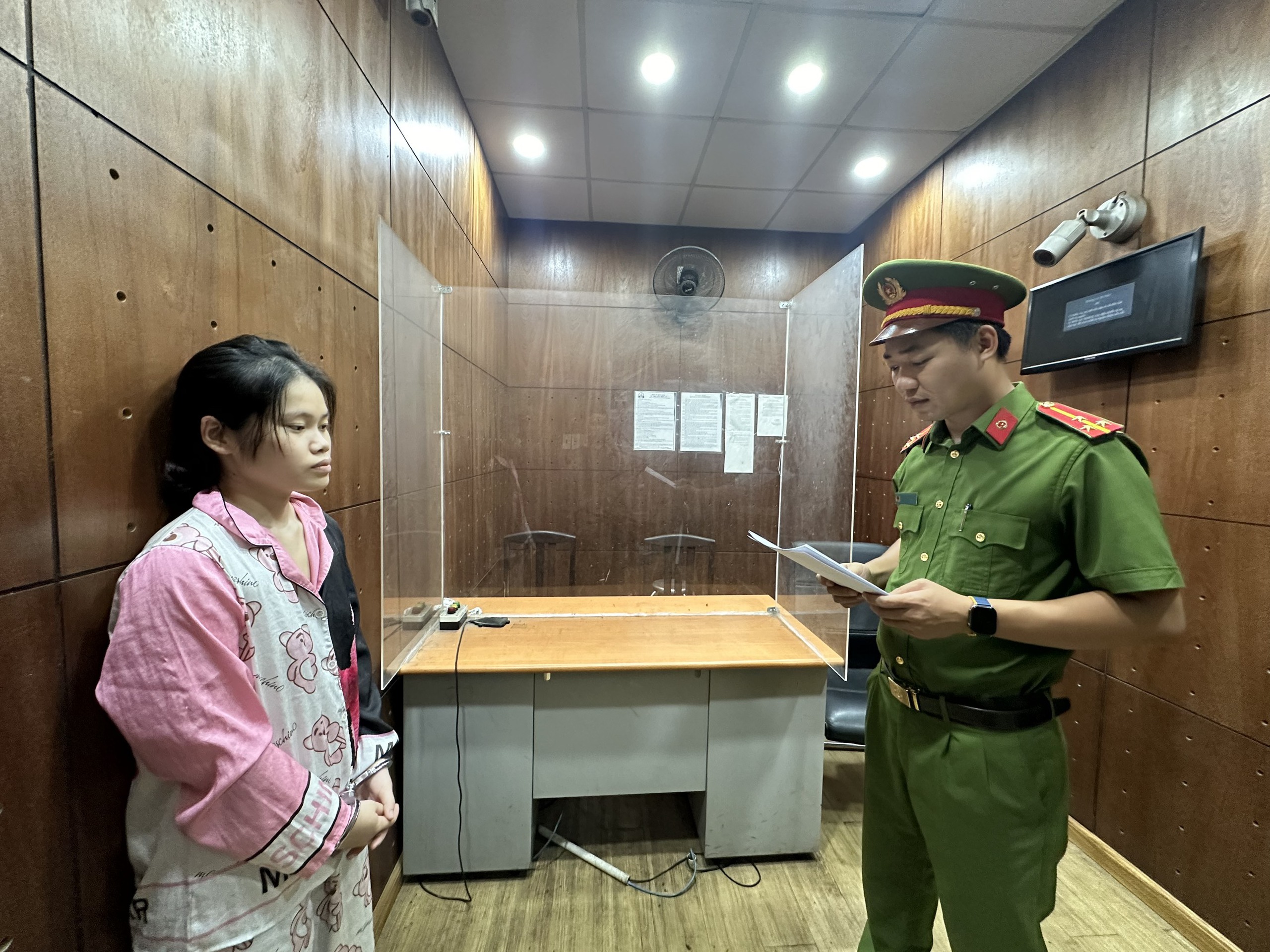 Vụ c&ocirc; g&aacute;i bắt c&oacute;c hai b&eacute; g&aacute;i ở phố đi bộ Nguyễn Huệ:  Khởi tố th&ecirc;m tội danh- Ảnh 1.