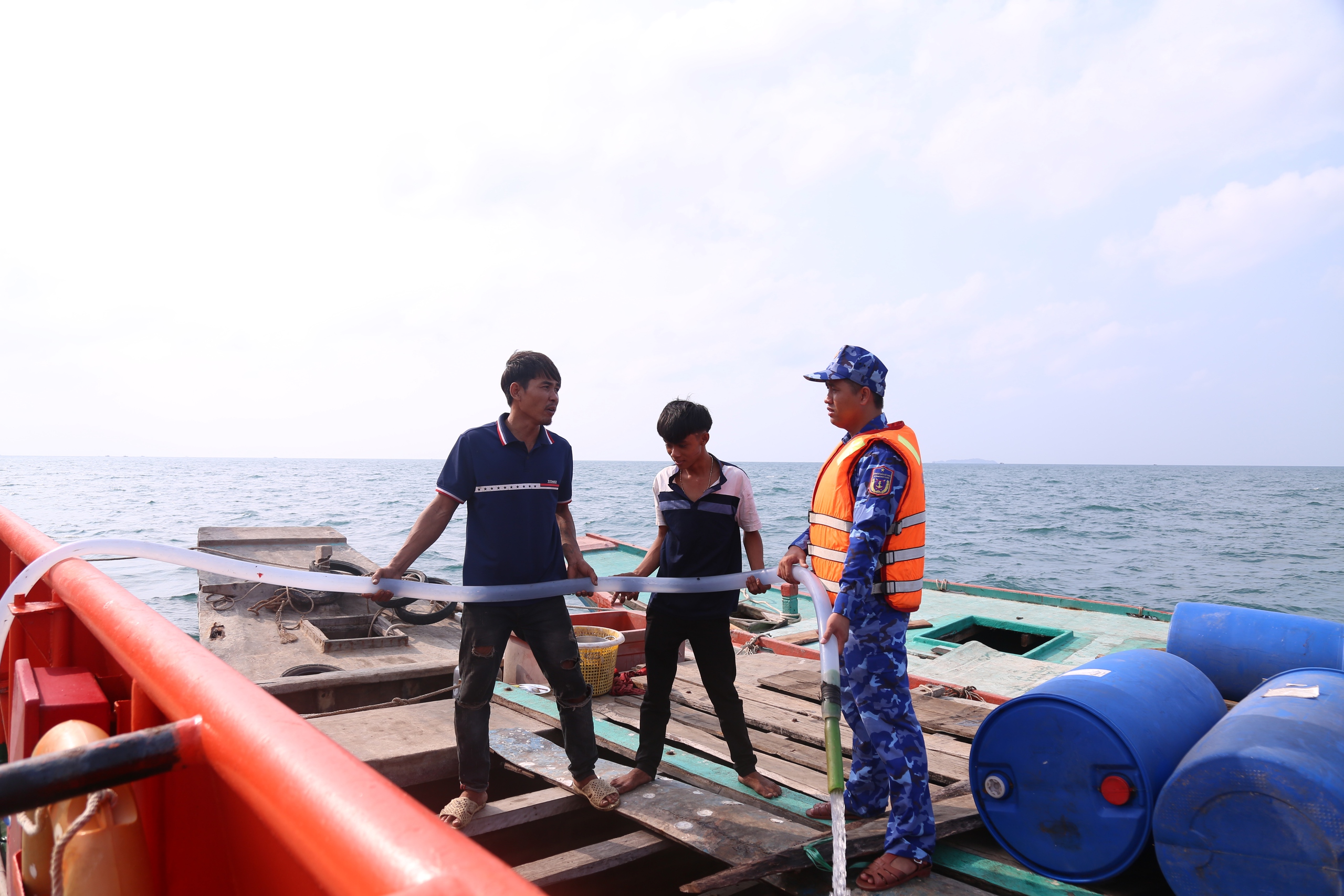 Hành động đẹp của những người lính Vùng Cảnh sát biển 4 ở Phú Quốc- Ảnh 7.