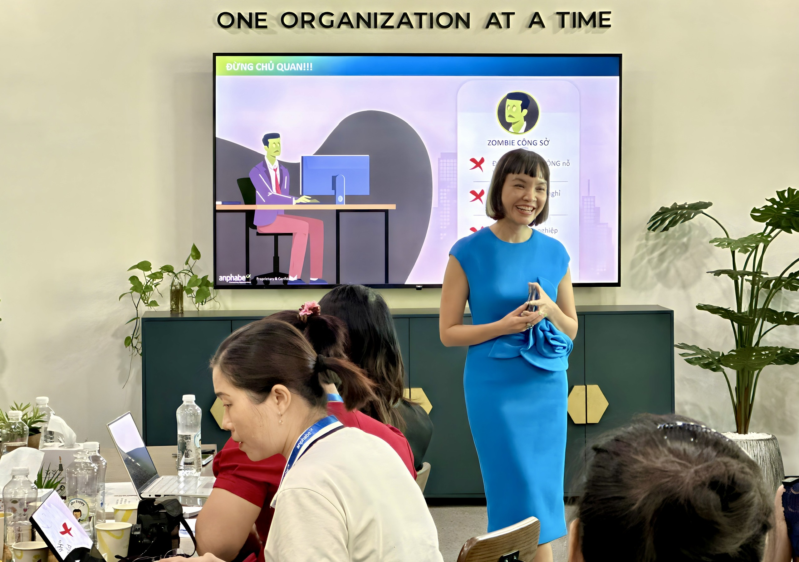 Tỉ lệ stress lao động "sống s&oacute;t" sau cắt giảm cao gấp đ&ocirc;i so với l&uacute;c bị cắt giảm- Ảnh 2.