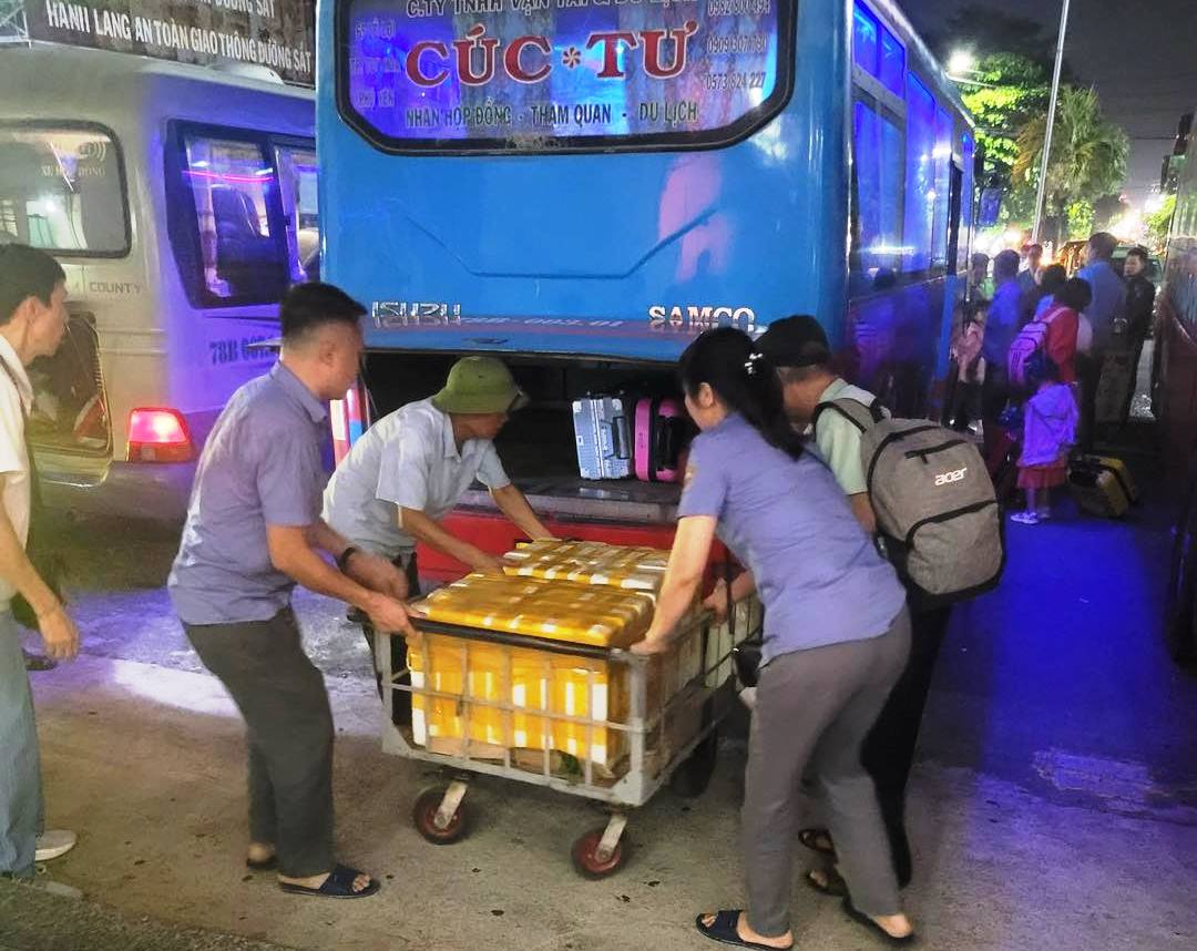 Đường sắt Bắc Nam đoạn qua Đèo Cả vẫn tê liệt- Ảnh 5.