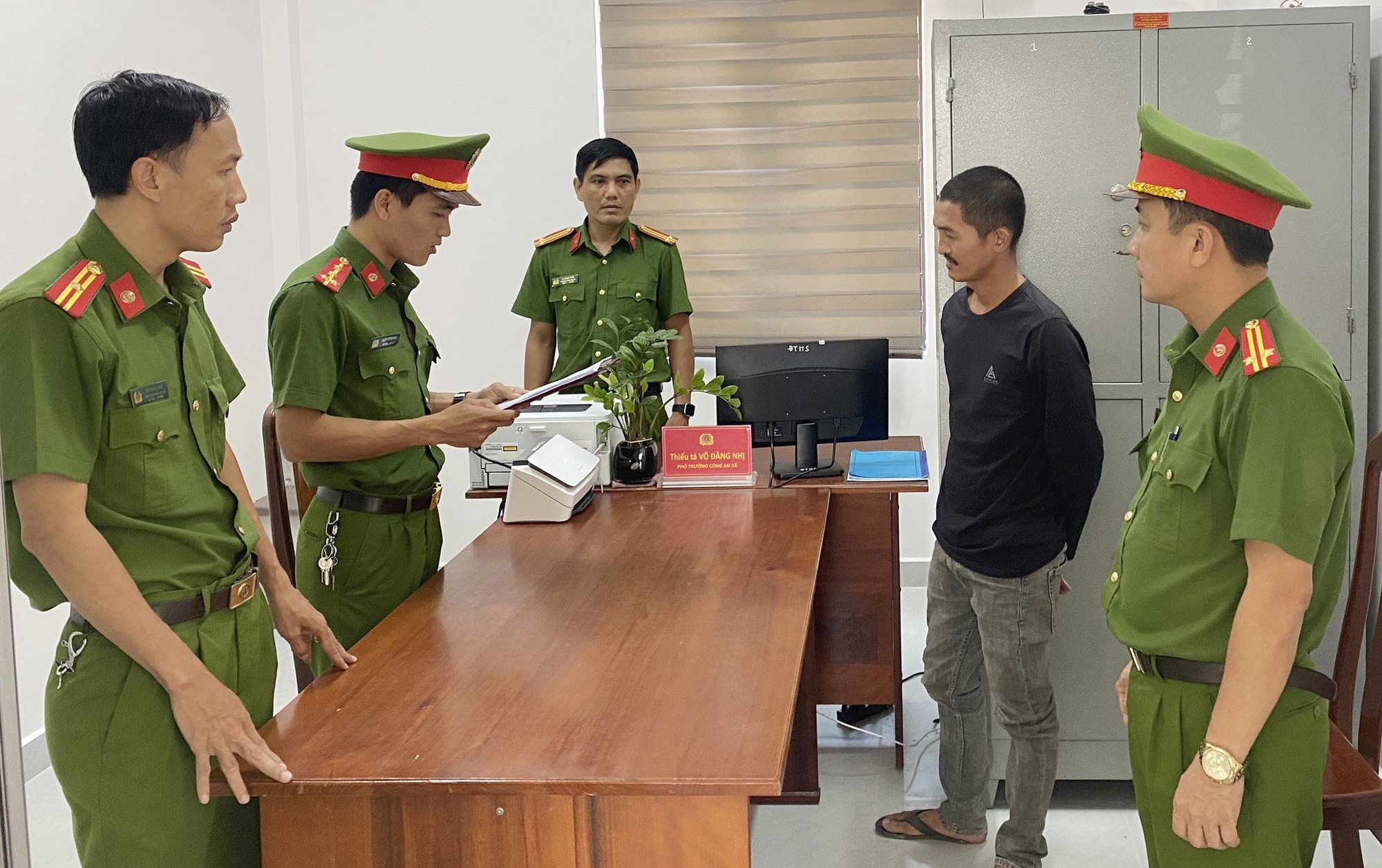 Bắt giữ thanh ni&ecirc;n 31 tuổi ch&eacute;m bạn nhậu su&yacute;t chết- Ảnh 1.