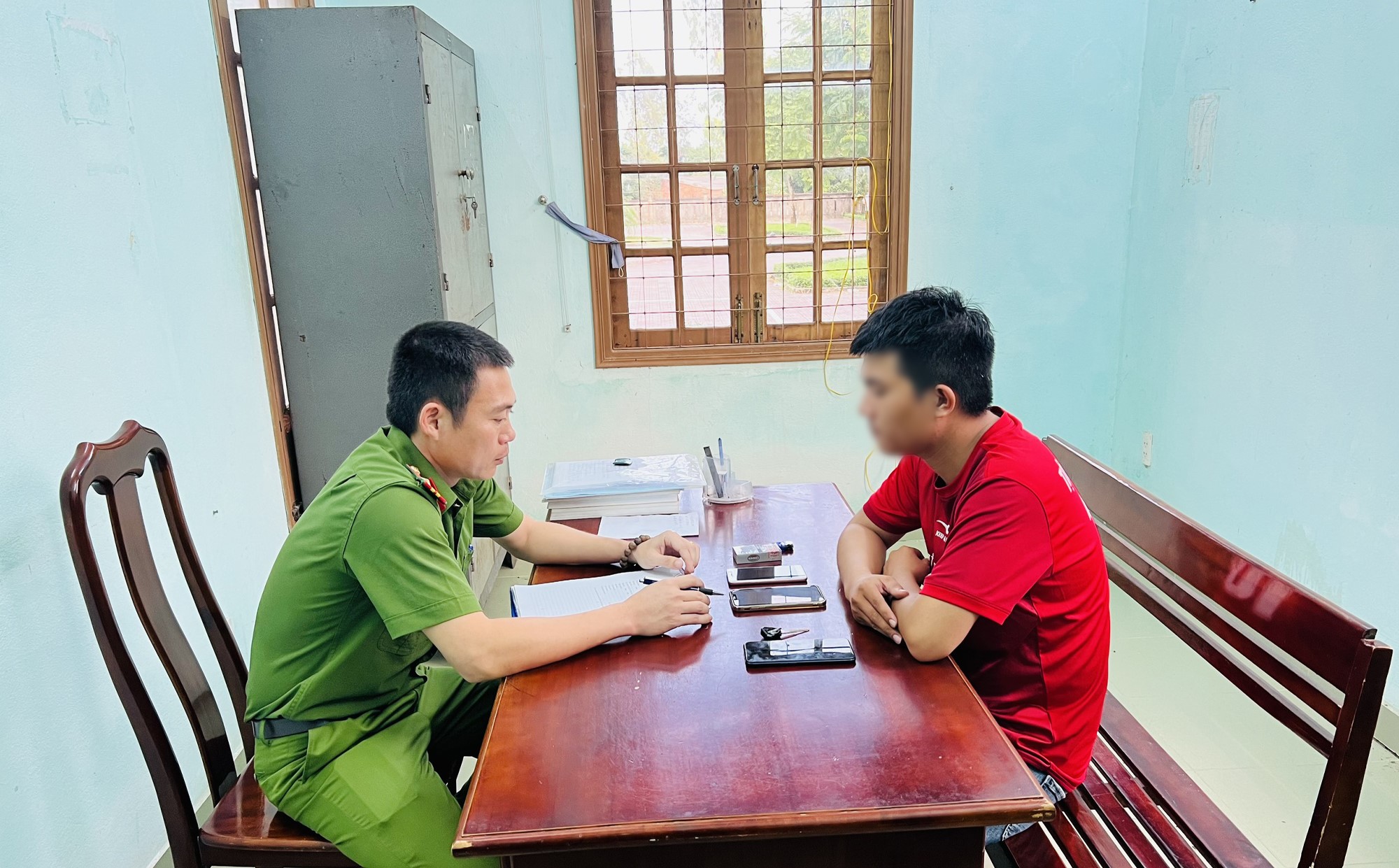 Bắt giữ thanh ni&ecirc;n 31 tuổi ch&eacute;m bạn nhậu su&yacute;t chết- Ảnh 2.