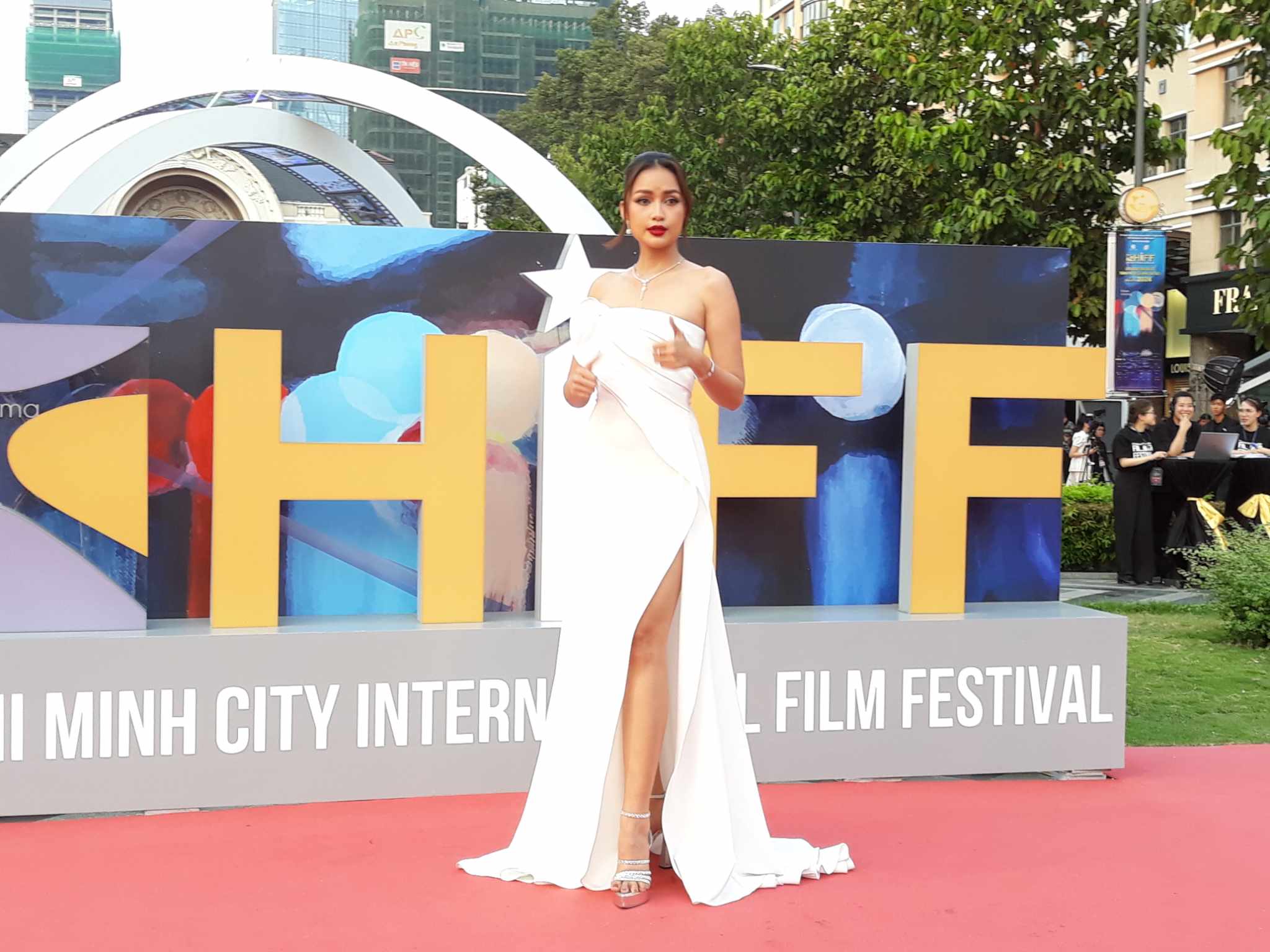 Hoa hậu Tiểu Vy lung linh trên thảm đỏ bế mạc HIFF 2024- Ảnh 7.