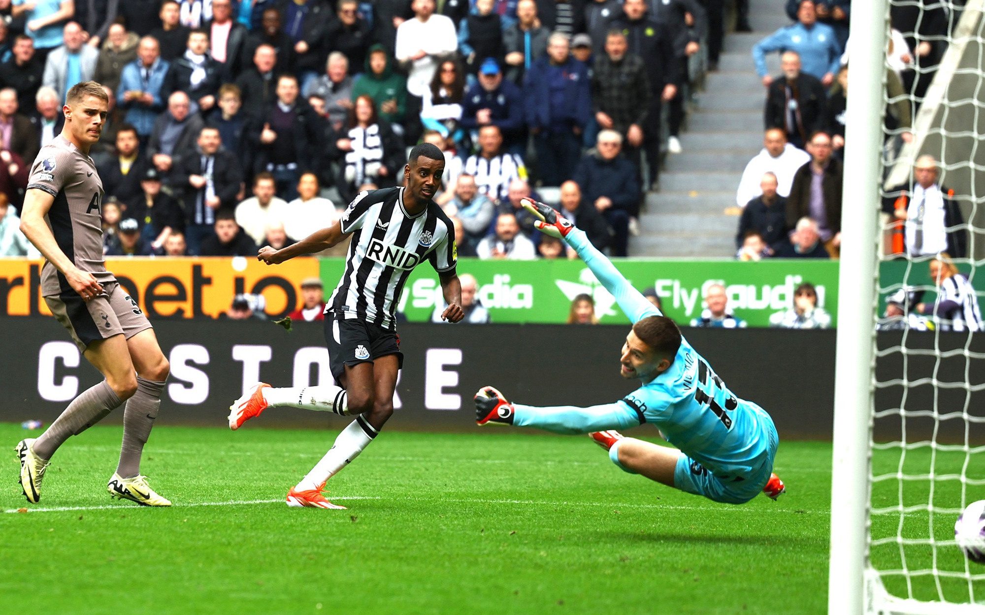 Thua thảm Newcastle, Tottenham văng khỏi Top 4 Ngoại hạng