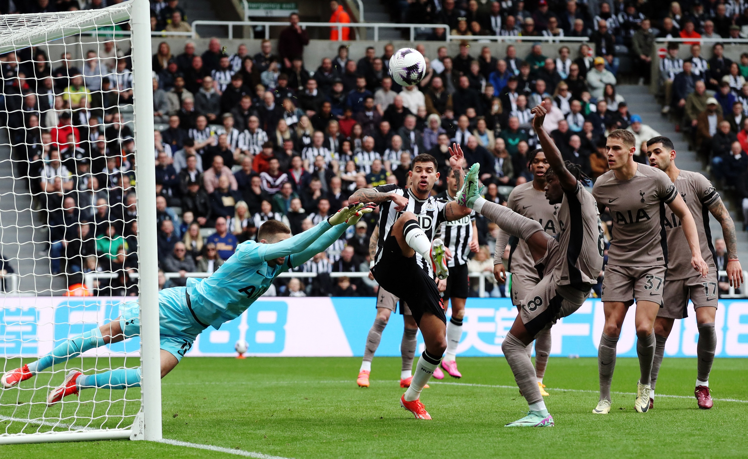 Thủ m&ocirc;n Vicario lăn xả nhưng kh&ocirc;ng cứu nổi thất bại của Tottenham