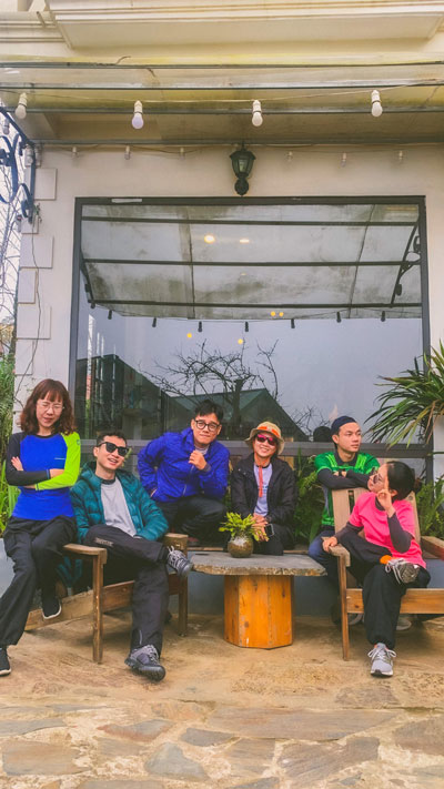 Các bạn trẻ không phải dân leo núi chuyên nghiệp, vui vì đã cùng nhau chinh phục đỉnh Fansipan.