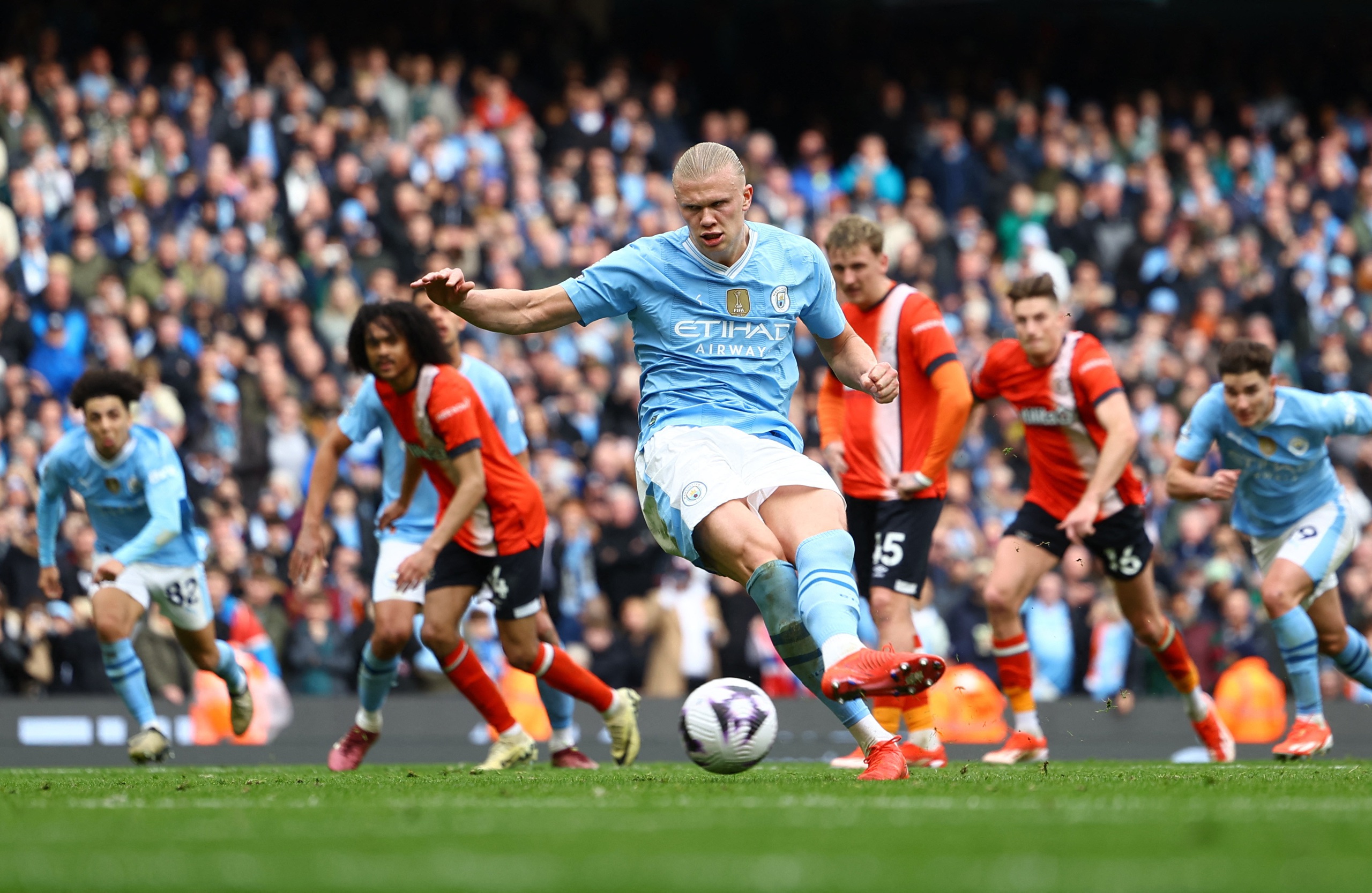 Man City chiếm ng&ocirc;i đầu, Man United bị hất văng Top 6- Ảnh 5.