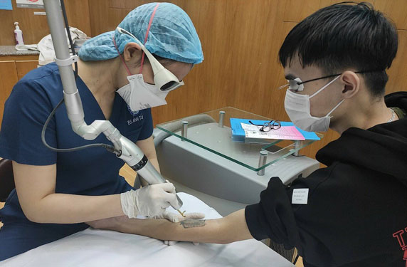 Bệnh viện Da liễu TP HCM tiếp nhận nhiều trường hợp đến x&oacute;a h&igrave;nh xăm Ảnh: LI&Ecirc;N ANH