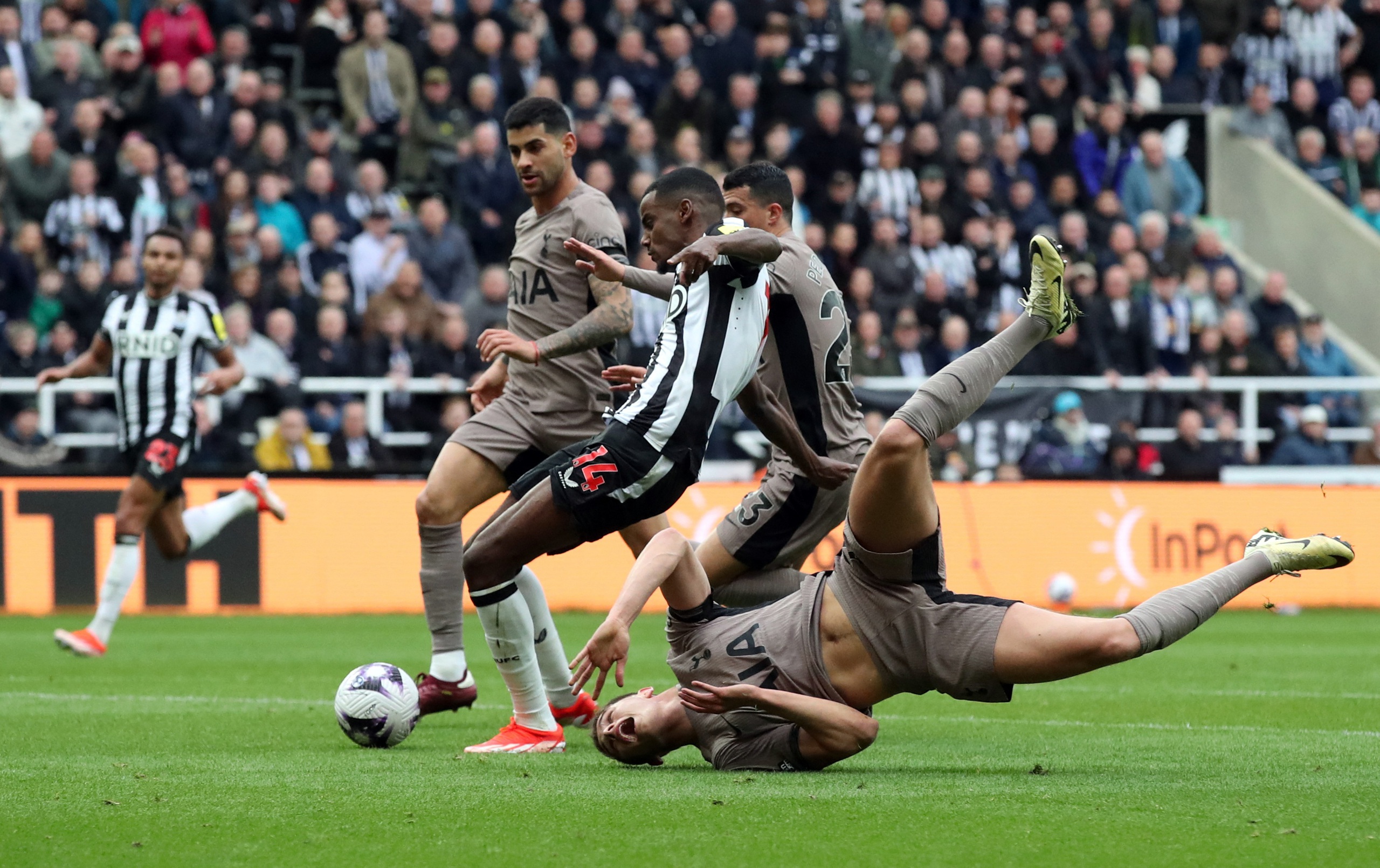 Alexander Isak mở tỉ số 1-0 sau khi cho Van de Ven đo s&acirc;n
