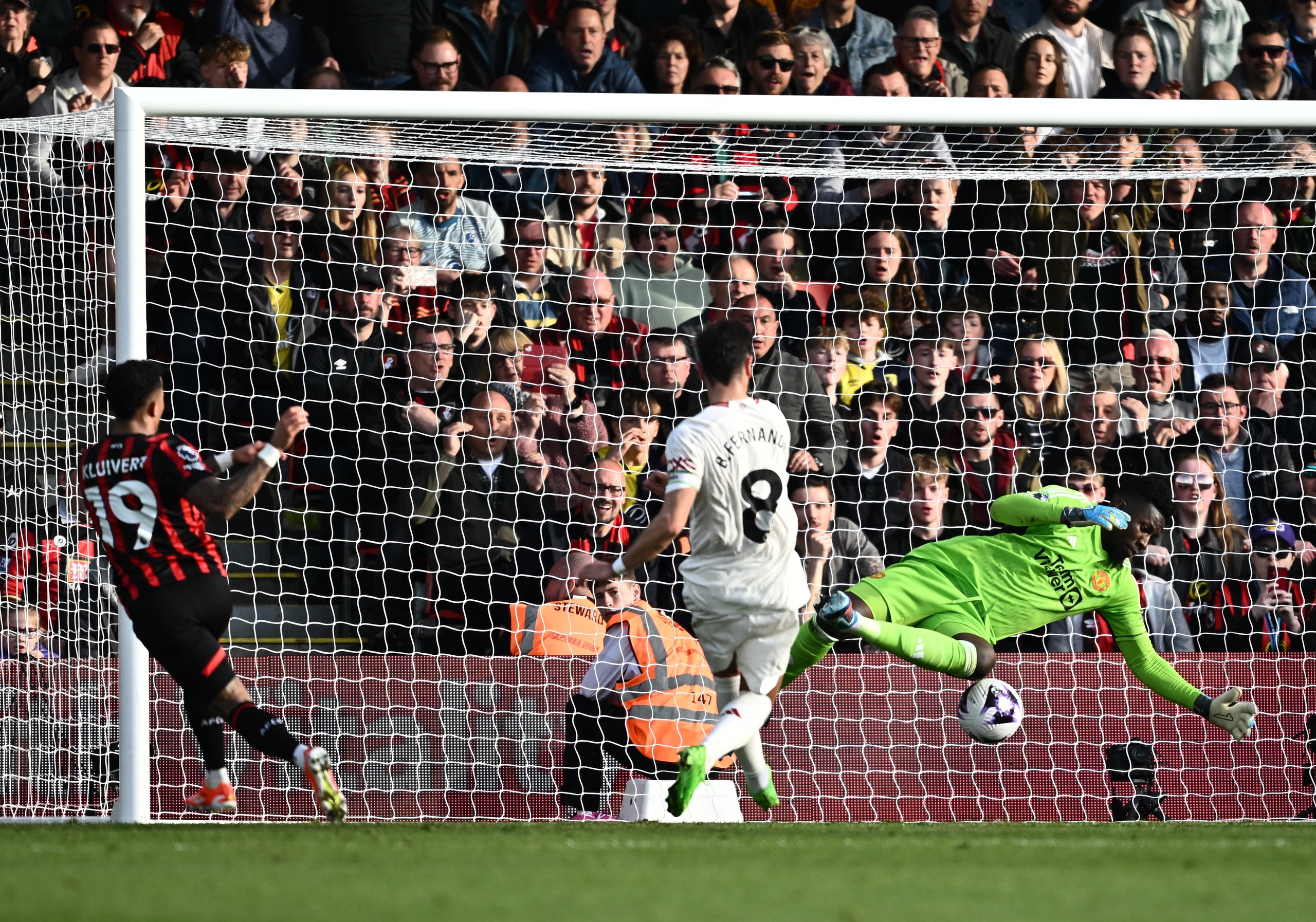 Man City chiếm ng&ocirc;i đầu, Man United bị hất văng Top 6- Ảnh 9.