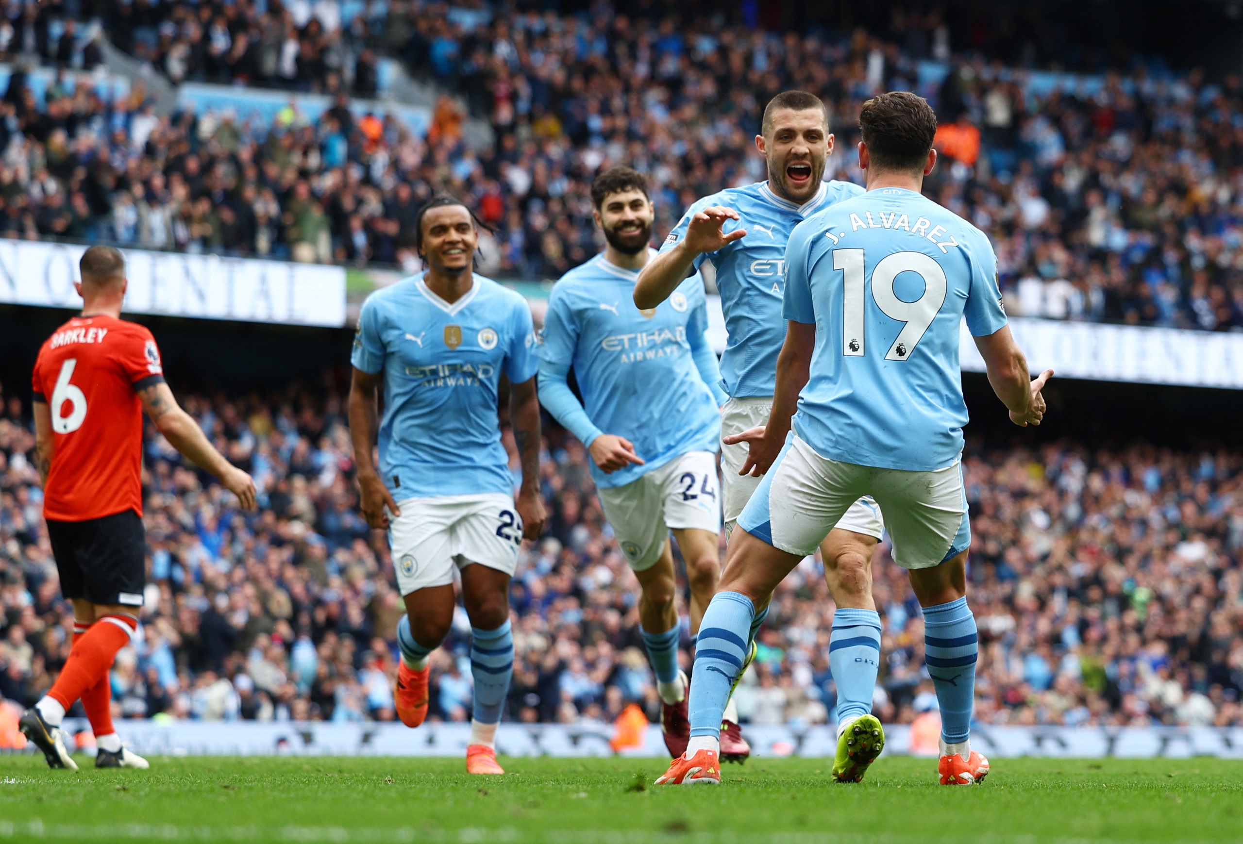 Man City chiếm ng&ocirc;i đầu, Man United bị hất văng Top 6- Ảnh 4.