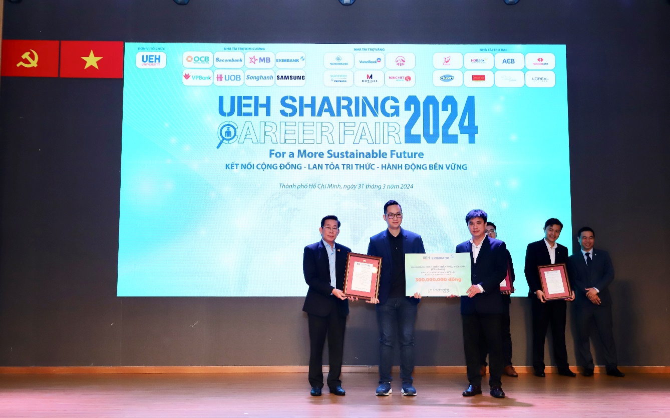 Eximbank tài trợ học bổng trị giá 300 triệu đồng cho Đại học Kinh tế Thành phố Hồ Chí Minh