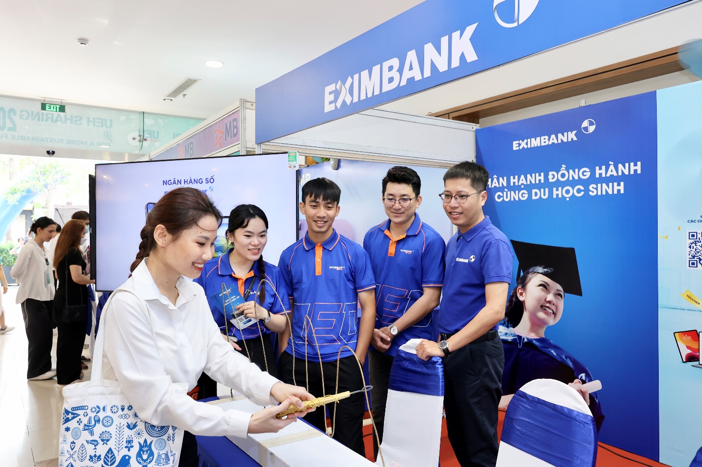Eximbank t&agrave;i trợ học bổng trị gi&aacute; 300 triệu đồng cho Đại học Kinh tế Th&agrave;nh phố Hồ Ch&iacute; Minh- Ảnh 2.