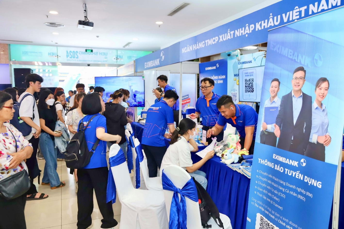 Eximbank t&agrave;i trợ học bổng trị gi&aacute; 300 triệu đồng cho Đại học Kinh tế Th&agrave;nh phố Hồ Ch&iacute; Minh- Ảnh 4.