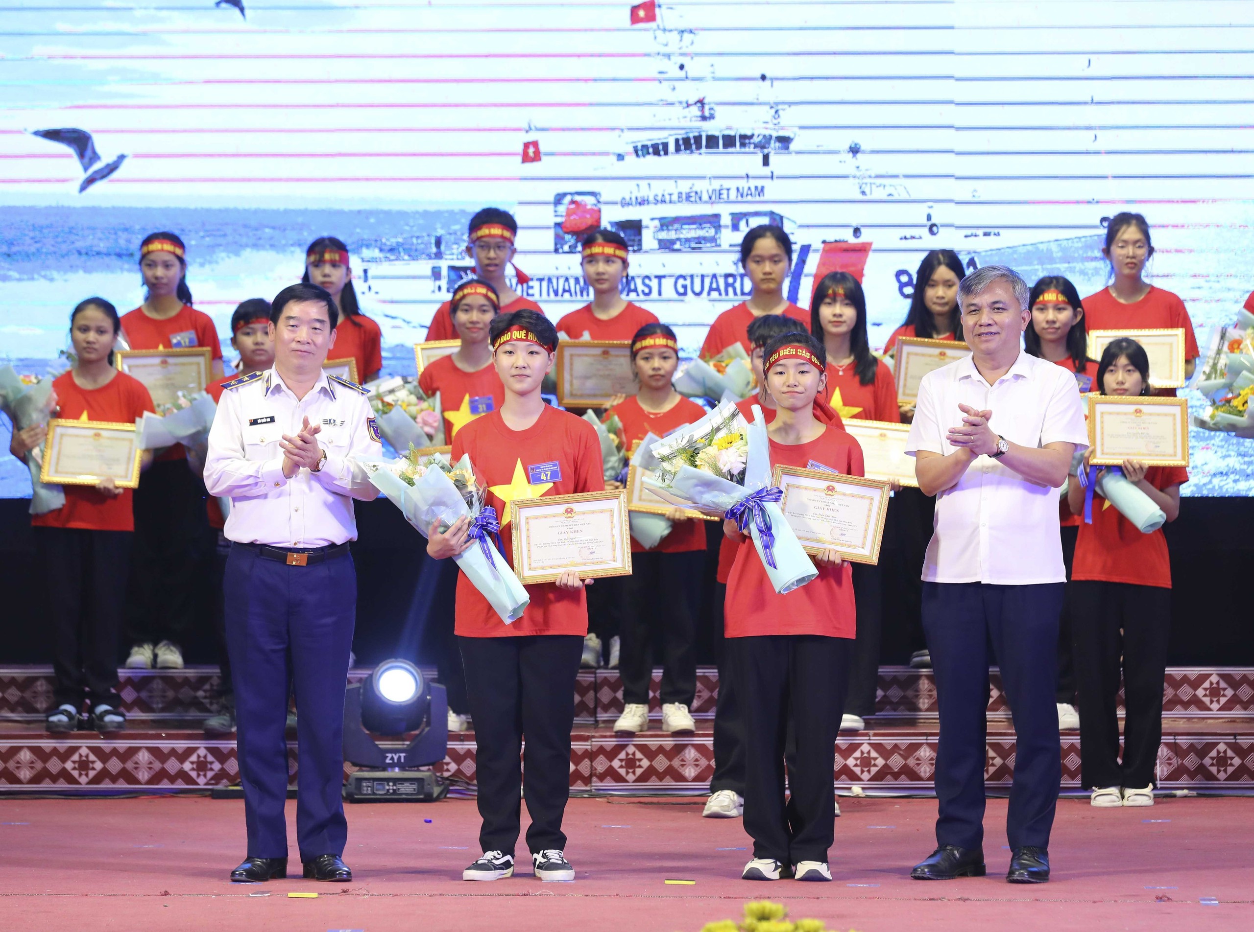 Ban Tổ chức trao giải nhất cho hai học sinh tham gia cuộc thi &ldquo;Em y&ecirc;u biển, đảo qu&ecirc; hương&rdquo;  Ảnh: TTXVN