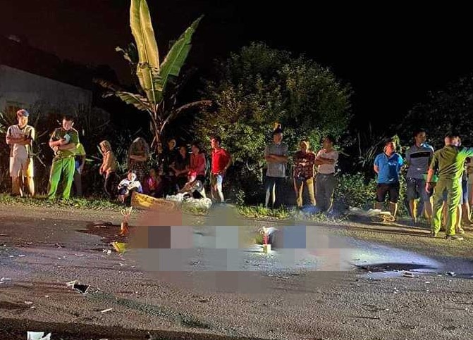 Va chạm xe kh&aacute;ch, 2 thanh ni&ecirc;n đi xe m&aacute;y tử vong- Ảnh 1.