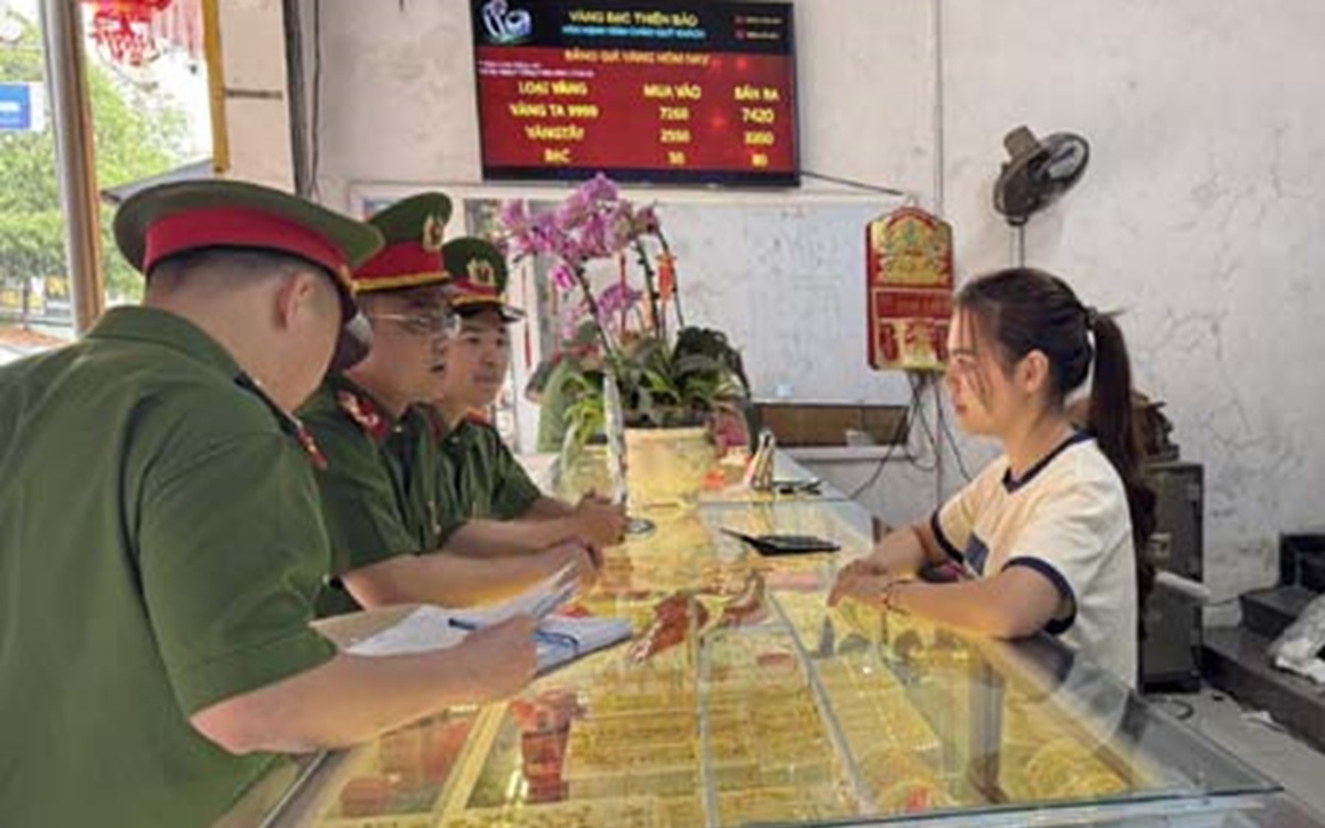 Hai chủ tiệm vàng cùng phố "mắc bẫy" chiêu lừa đảo tinh vi