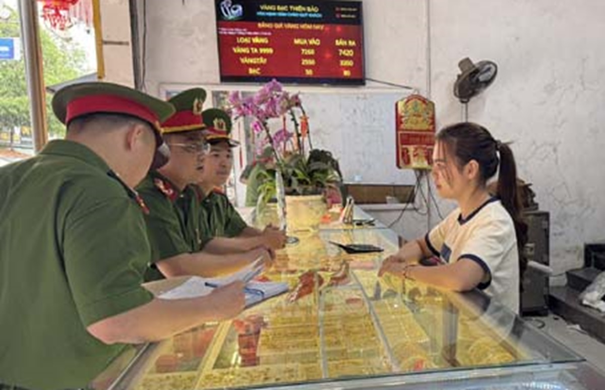 Hai chủ tiệm v&agrave;ng c&ugrave;ng phố "mắc bẫy" chi&ecirc;u lừa đảo tinh vi- Ảnh 1.