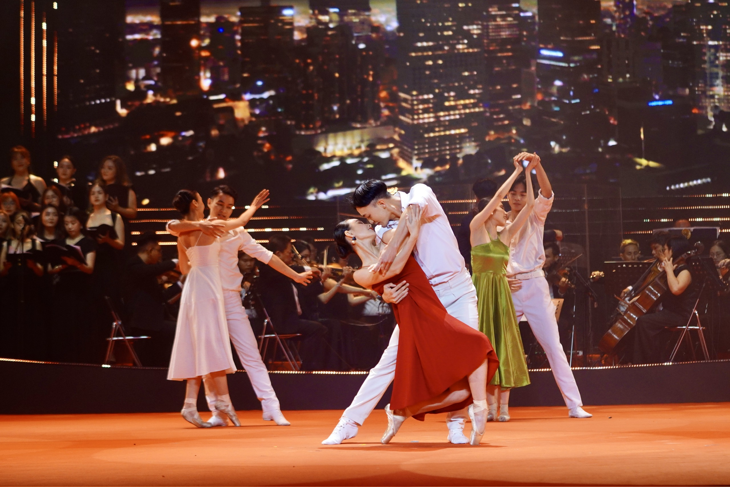 Bế mạc HIFF 2024: Hồ Trung Dũng, Thảo Trang h&aacute;t x&uacute;c cảm- Ảnh 10.