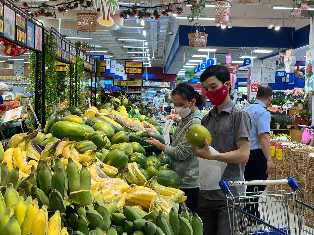Các doanh nghiệp phân phối lớn tại TP HCM đang tích cực phối hợp với doanh nghiệp sản xuất - kinh doanh để giữ ổn định giá những mặt hàng thiết yếu Ảnh: THANH NHÂN