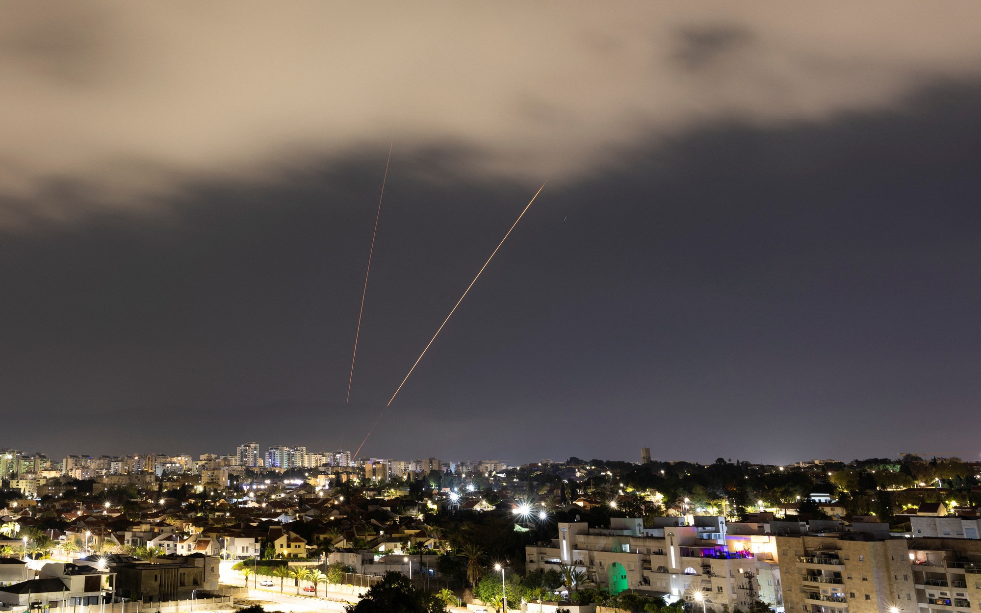 Mỹ - Anh bắn hạ hơn 100 UAV nhắm vào Israel, Iran cảnh cáo
