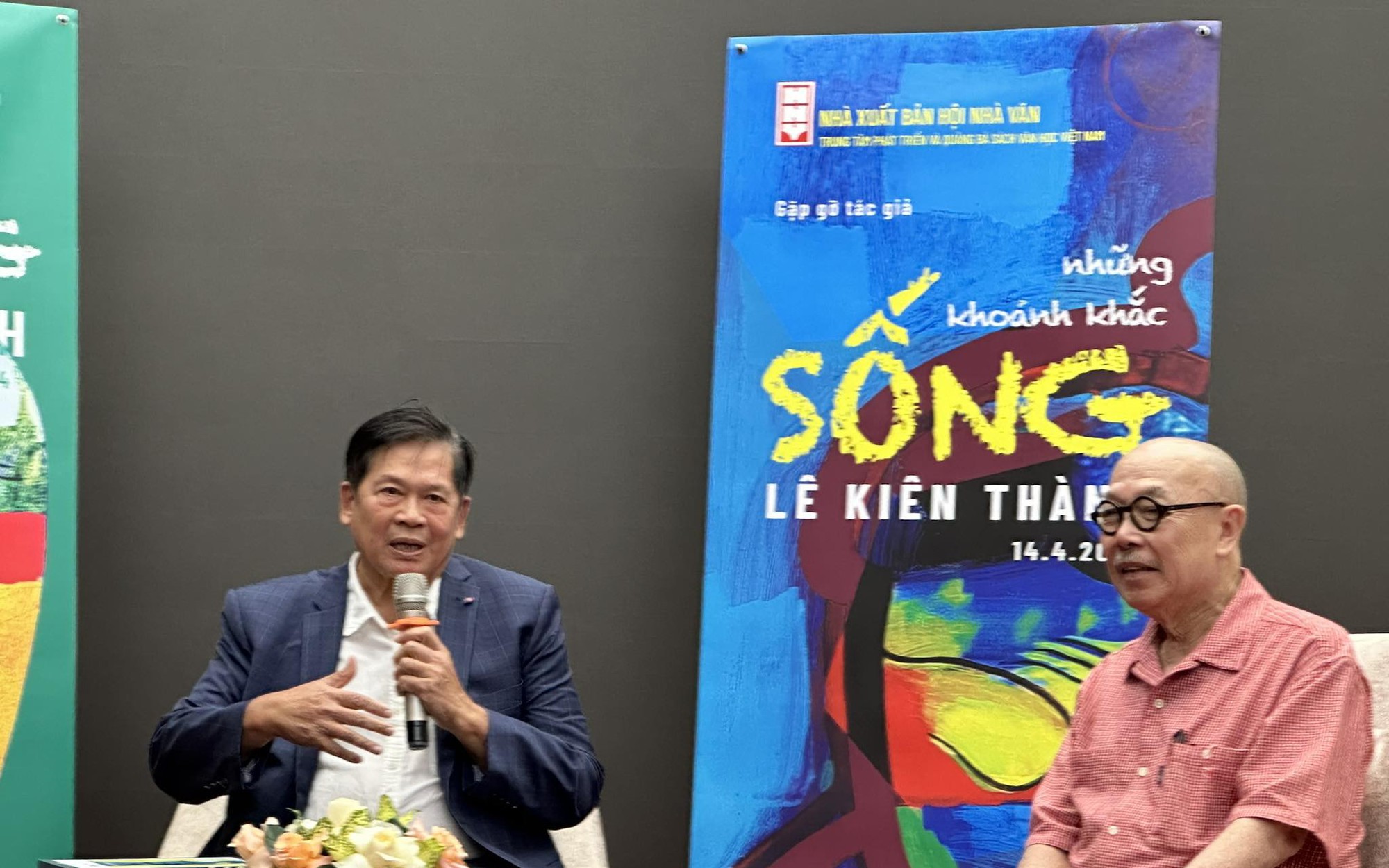 Cuộc gặp xúc động của tác giả Lê Kiên Thành về sách "Những khoảnh khắc sống" tại TP HCM