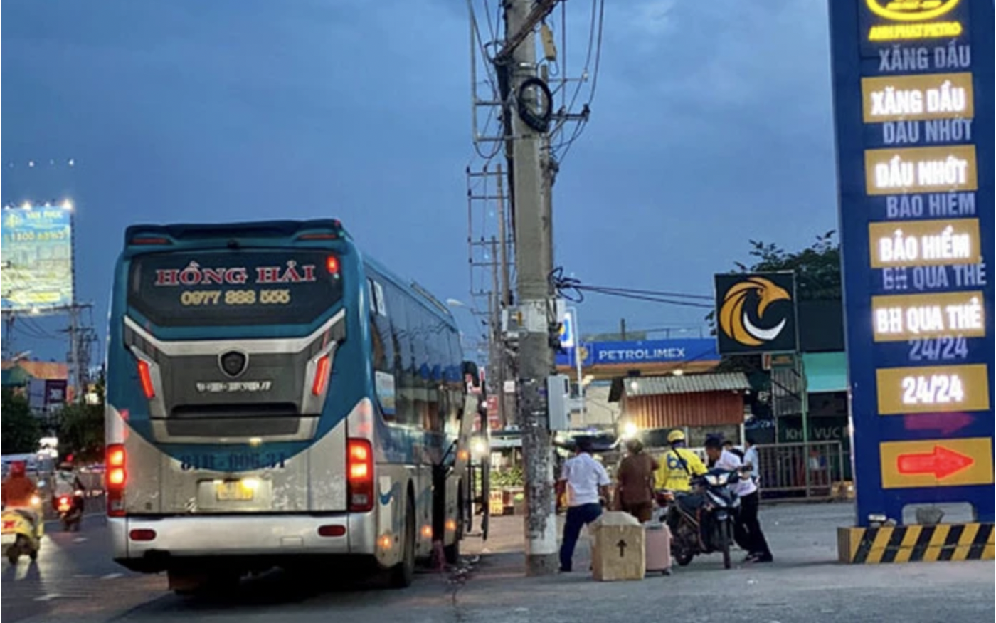 Loay hoay với xe dù, bến cóc