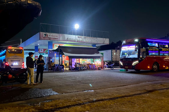 Bãi xe ở số 180, Quốc lộ 1 Ảnh ANH VŨ