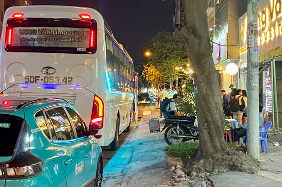 Hành khách ngồi chờ trước nhà xe Long Vân, quận Bình Thạnh
