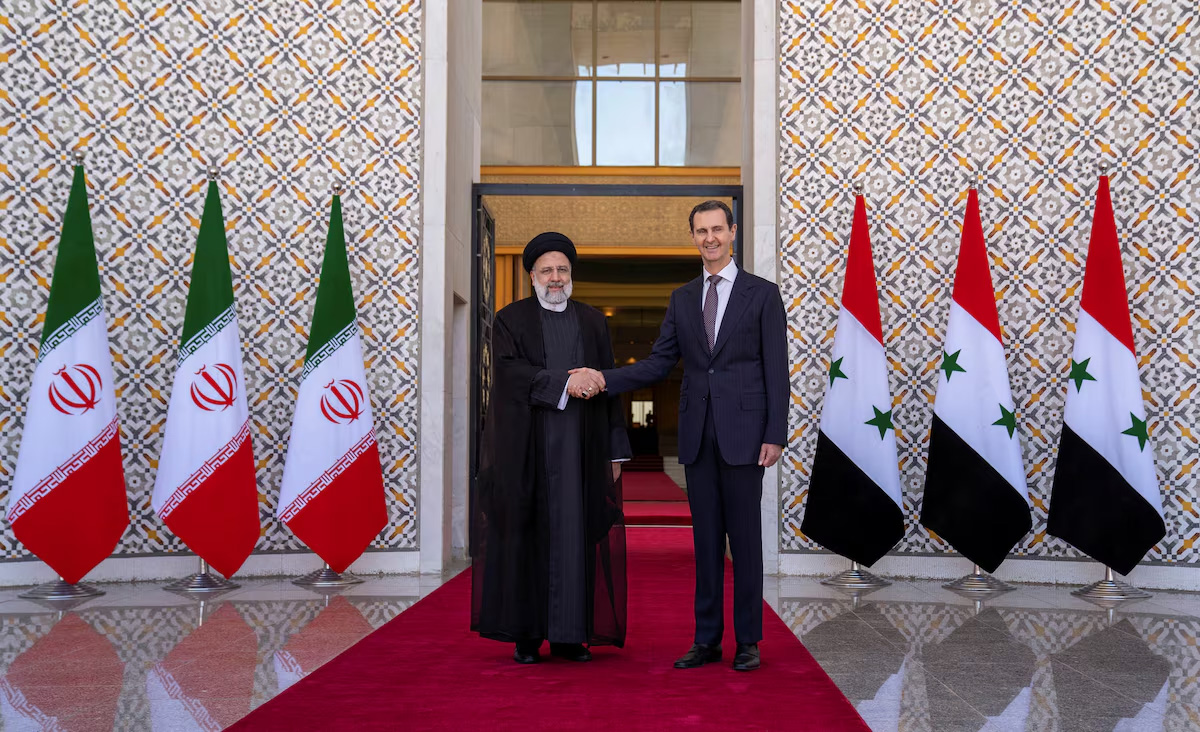 Tổng thống Syria Bashar al-Assad (phải) tiếp đón Tổng thống Iran Ebrahim Raisi ở thủ đô Damascus vào năm ngoái. Ảnh: Reuters
