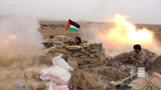 Các chiến binh Houthi phóng lựu đạn chống tăng trong một cuộc diễn tập quân sự gần TP Sanaa - Yemen, vào tháng 10-2023. Ảnh: Reuters