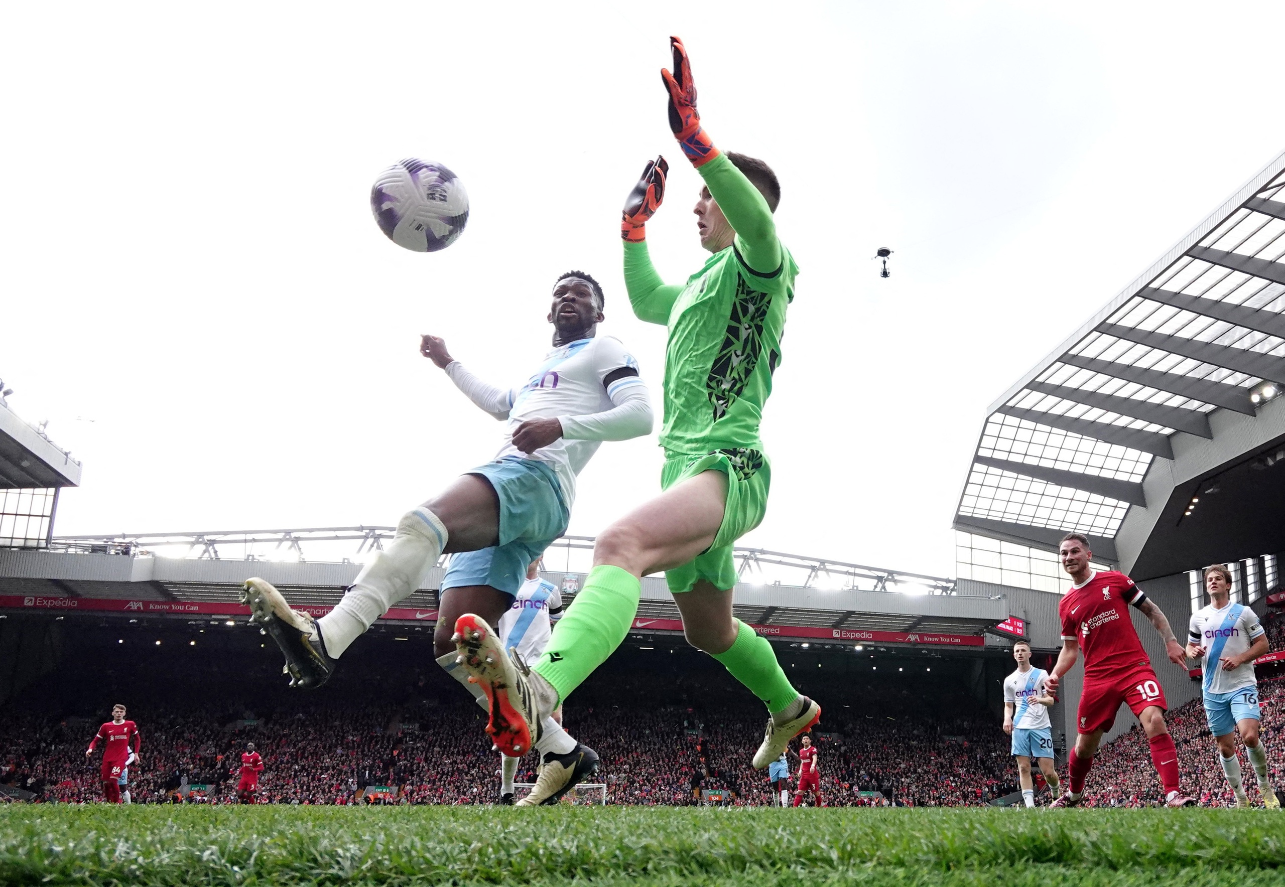 Dean Henderson cứu thua sau pha dứt điểm của Luis Diaz