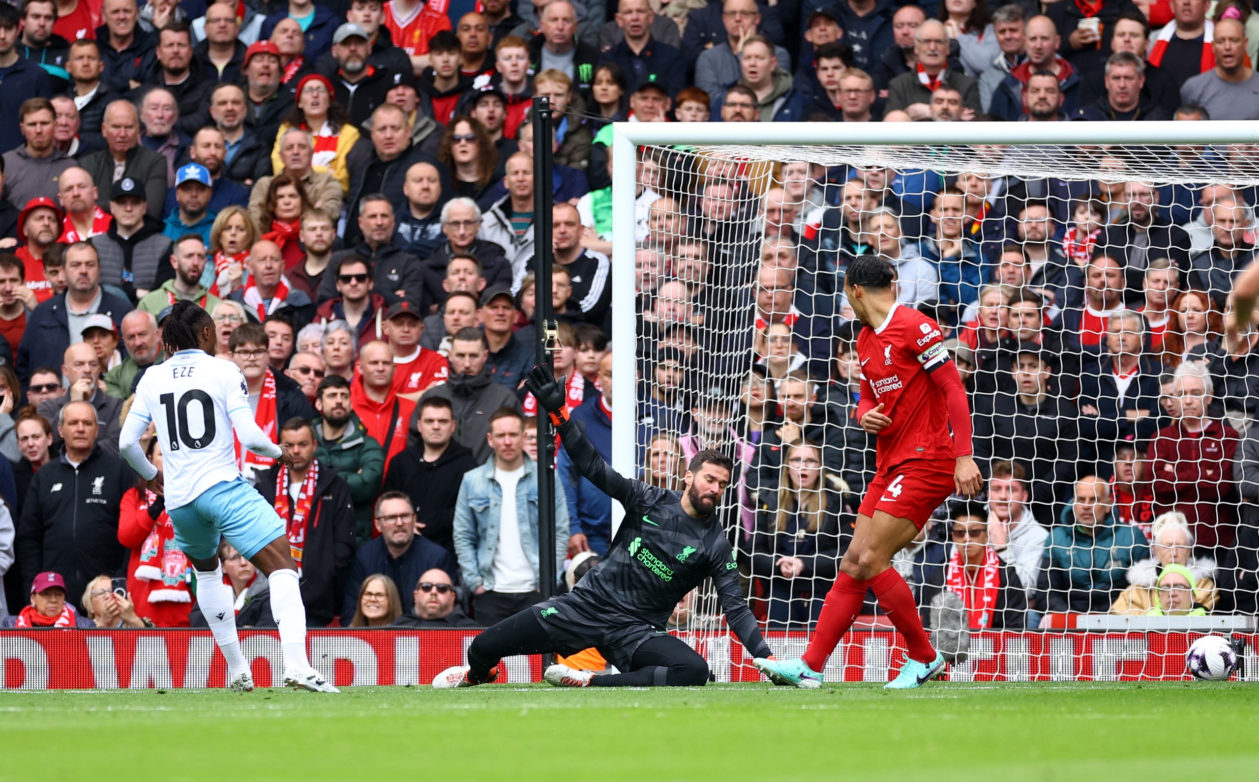 Eberechi Eze ghi bàn cho Crystal Palace ở phút 14