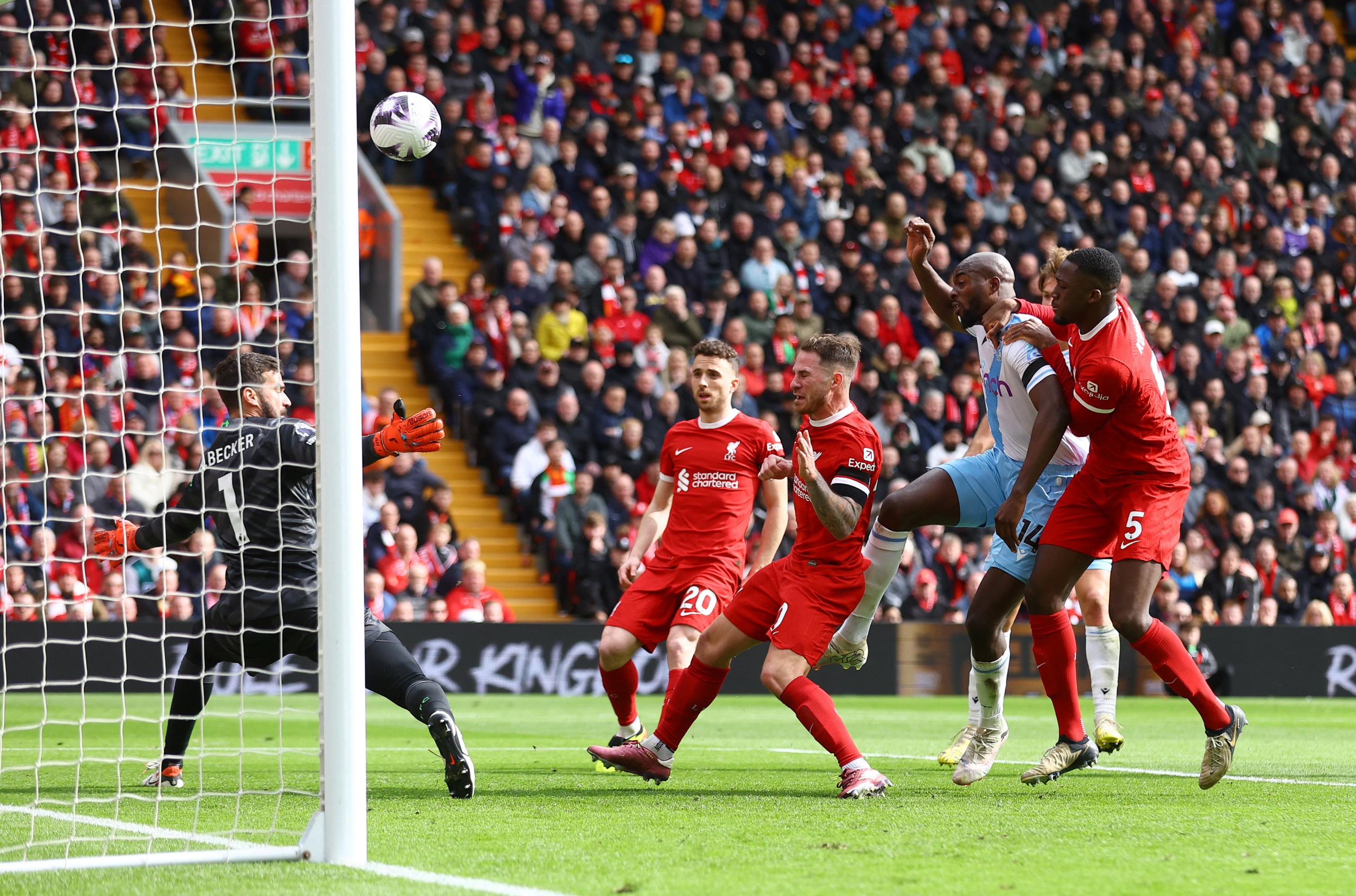 Thua Crystal Palace, Liverpool gặp bất lợi lớn khi đua vô địch Anh- Ảnh 3.